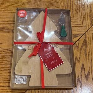 Tree-Shaped Bamboo Cheeseboard with Green Knife